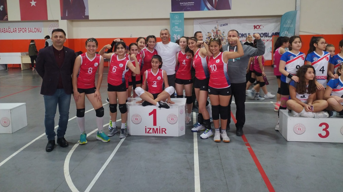 Kız Voleybol takımımız Karabağlar Şampiyonu olmuştur Tebrik eder, başarılarının devamını dileriz 